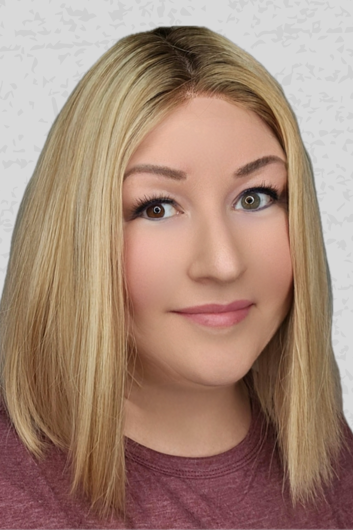 Woman with blonde wig wearing Eileen by PUSH in color Miel