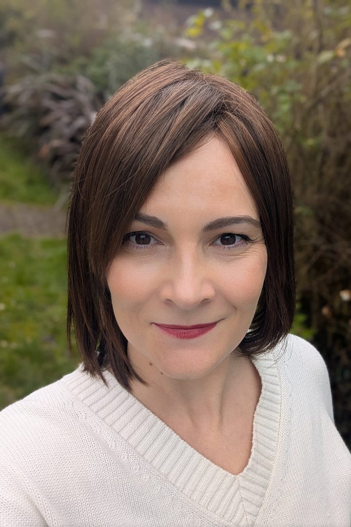 Woman wearing short brunette bob (Jubilant by Gabor in Mahogany)