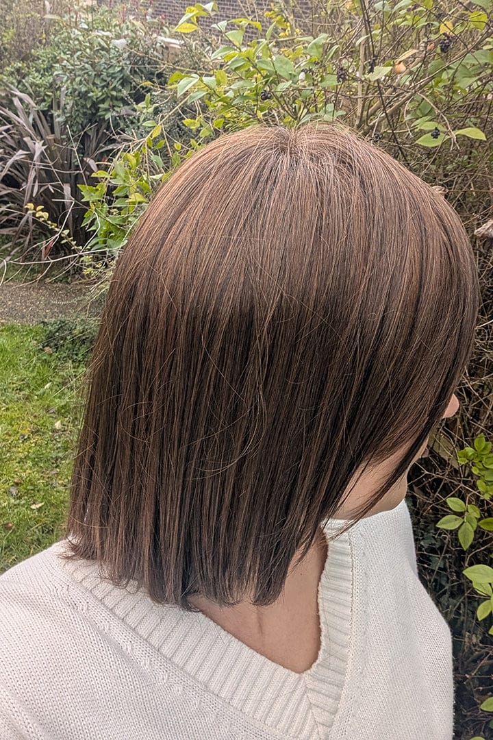 Woman wearing short brunette bob (Jubilant by Gabor in Mahogany)