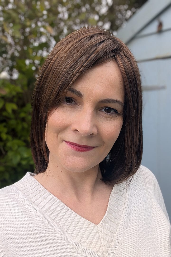 Woman wearing short brunette bob (Jubilant by Gabor in Mahogany)