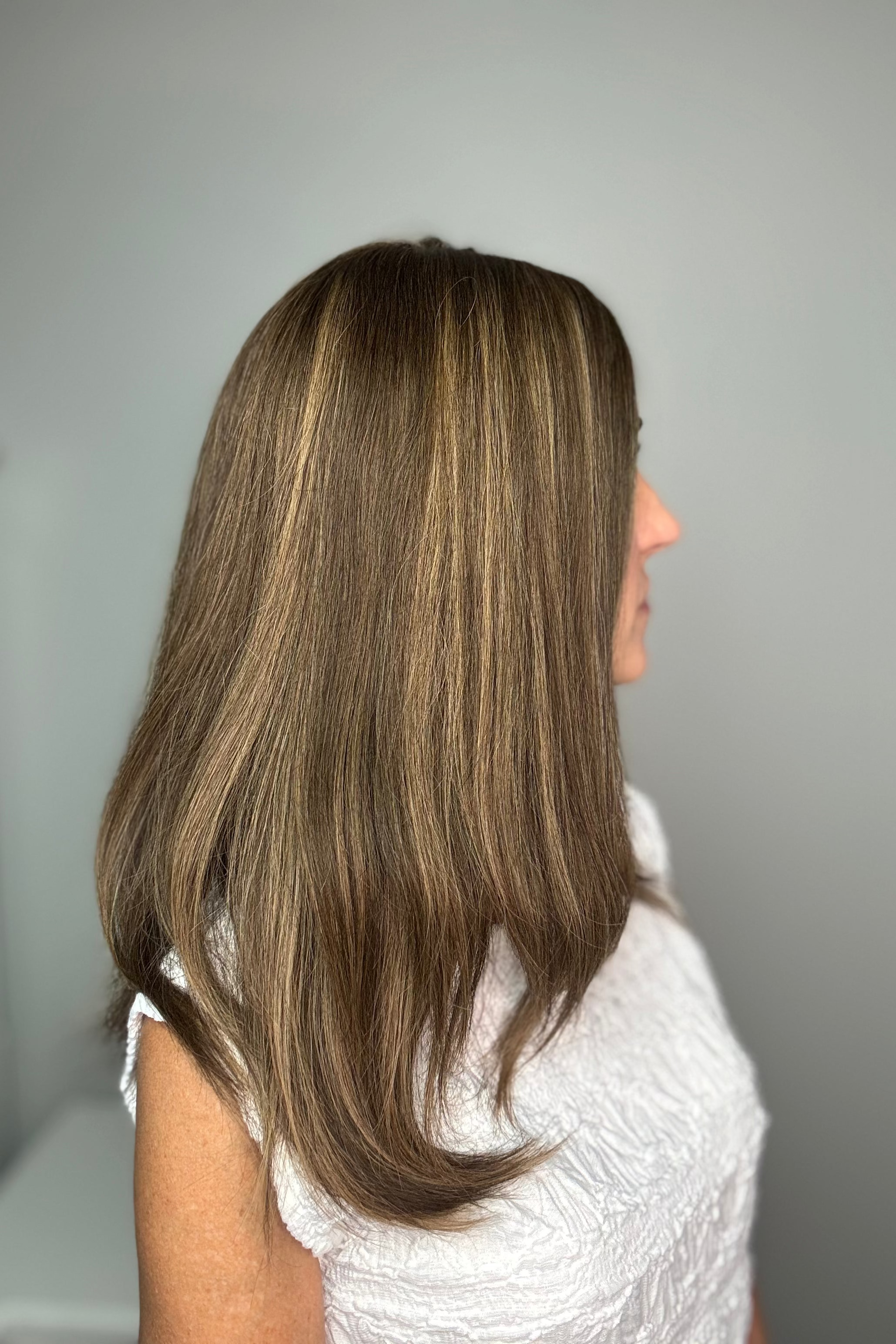 Woman with long straight brown wig (Gisele by PUSH Hair in Noisette) side