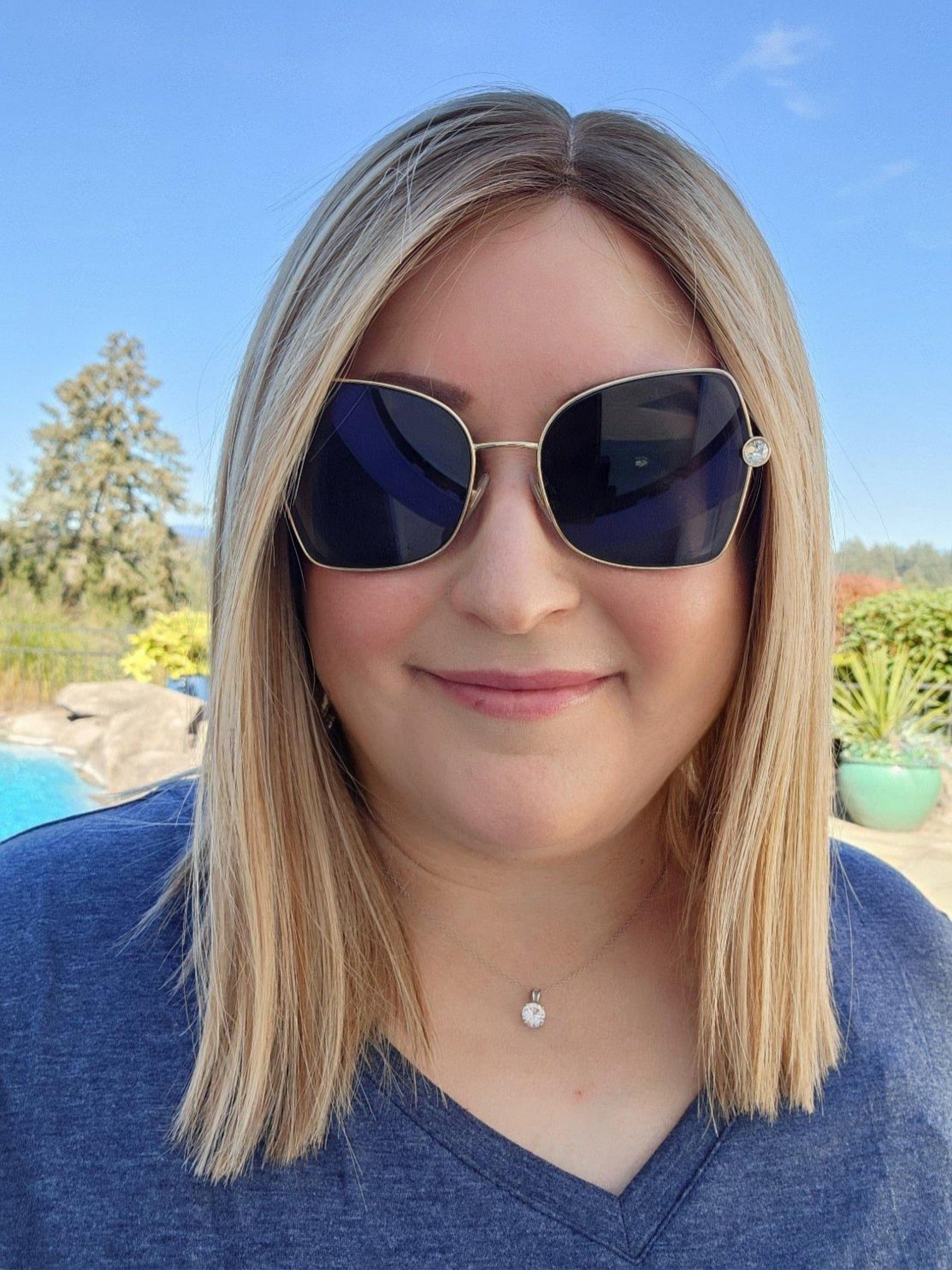 Andrea wearing Jacey by PUSH in color Blond Caramel