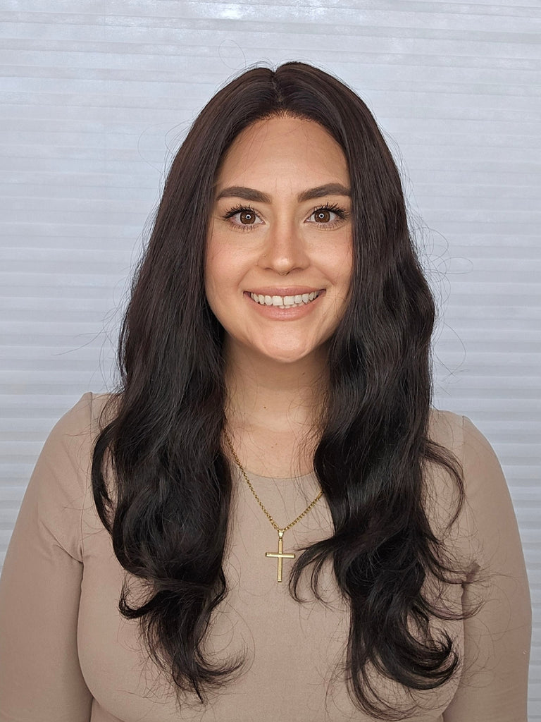 Mackenzie is wearing a 24" Wavy Wig by PUSH | Color 1B