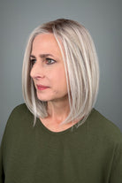 Woman wearing a shoulder length straight blonde bob (Amelie by PUSH Hair in color Roca Margarita Blonde).