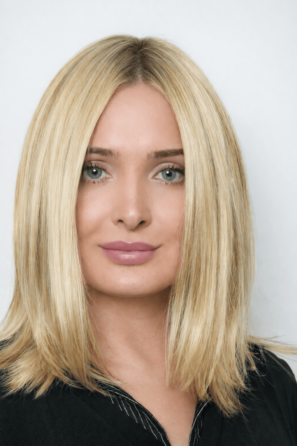 25GR | Golden blonde highlighted blend with subtle hints of strawberry and chestnut roots