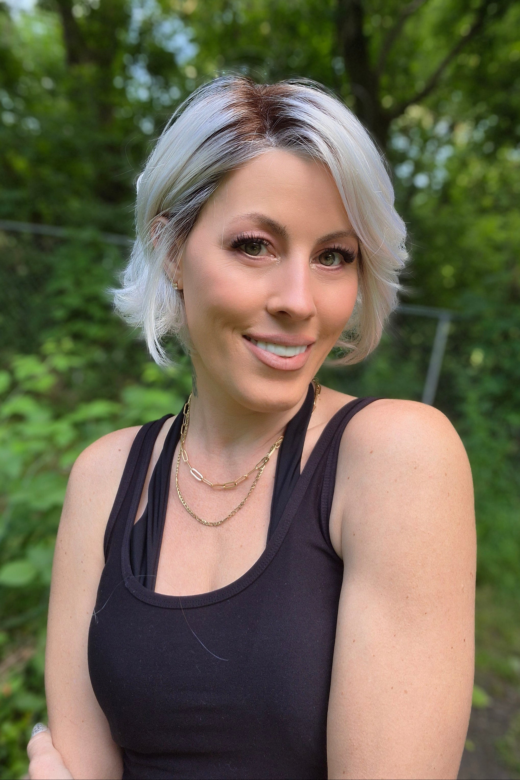 Woman wearing short chin-length blonde bob (Romance Deluxe by Ellen Wille in Platin Blonde Rooted).