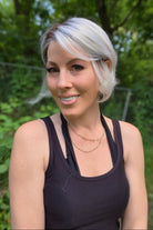 Woman wearing short chin-length blonde bob (Romance Deluxe by Ellen Wille in Platin Blonde Rooted).