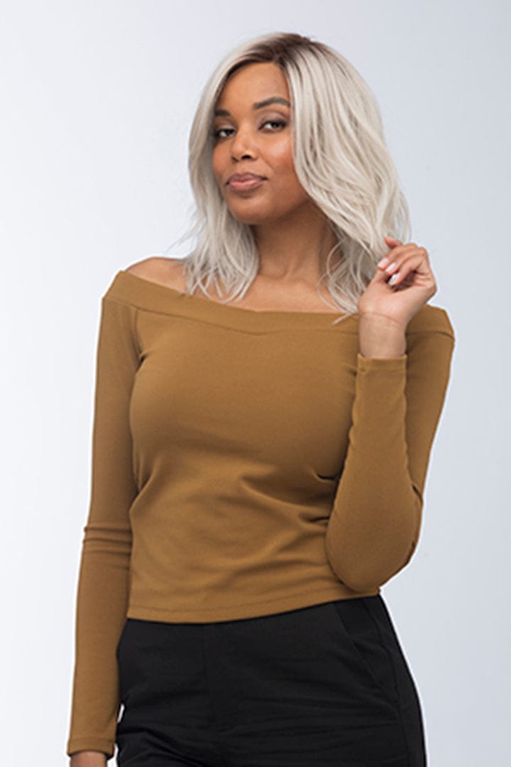Woman wearing Fenix wig by Estetica in SILVERSUNRT8 | Front