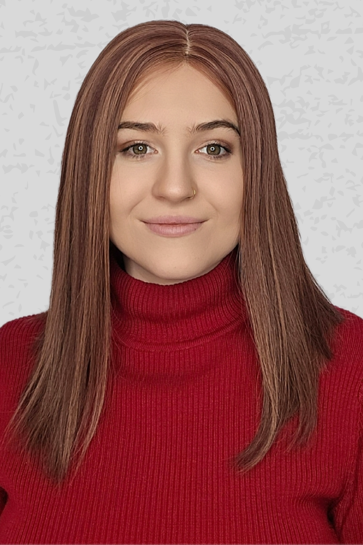 Woman wearing medium length wig PUSH Hair's Jacey in color Boredeaux Dore 