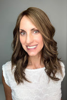 Woman with long curled brown wig (Gisele by PUSH Hair in Noisette)