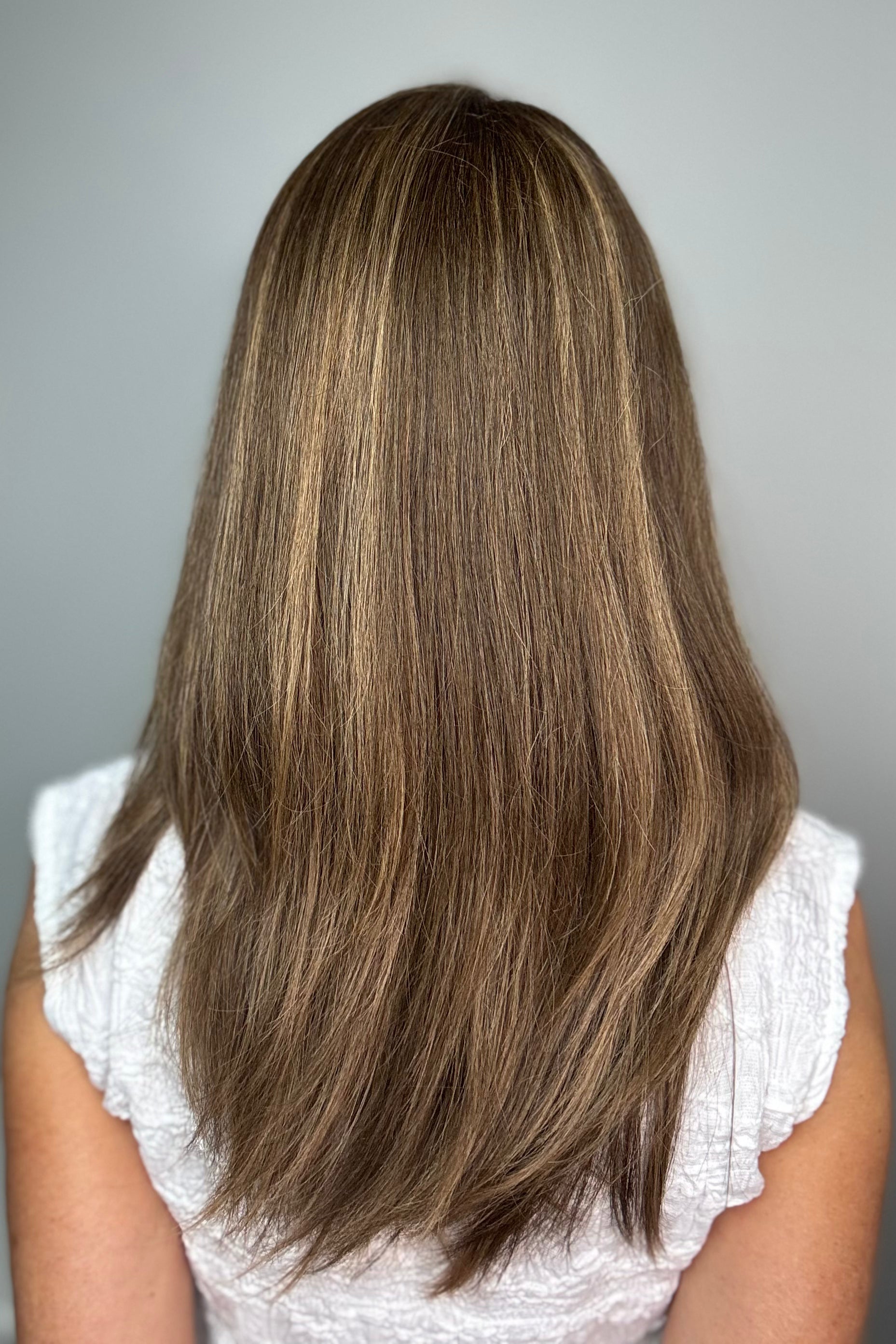 Woman with long straight brown wig (Gisele by PUSH Hair in Noisette) back