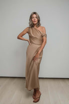 Model wearing Yui by Noriko, a medium-length wavy synthetic bob wig with a natural lace front and monofilament part.