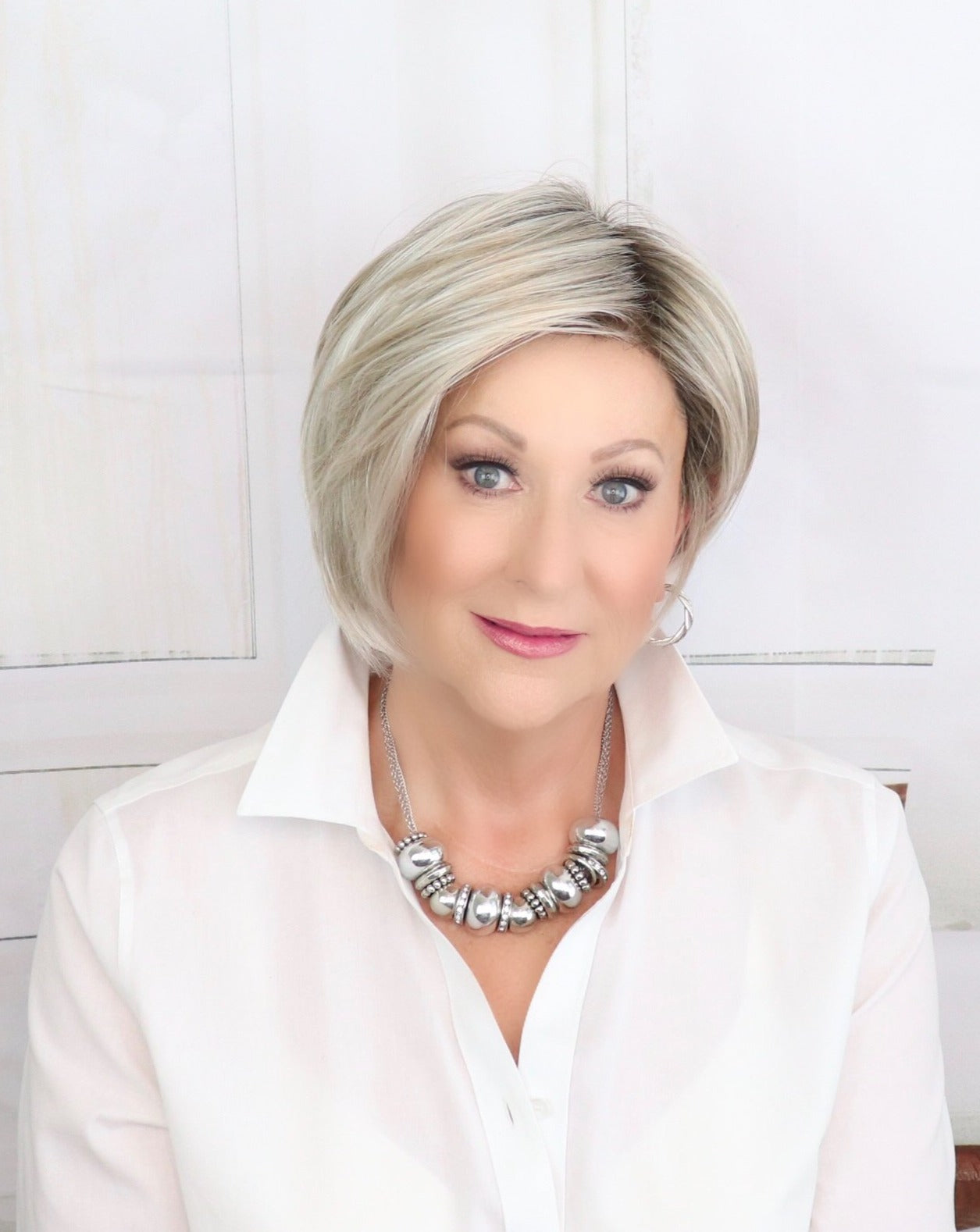 101F48T | Martini | Pearl White Front, Lt Natural Gold Brown w/ 75% Grey w/ Pearl White Tips, Lt Gold Brown Nape